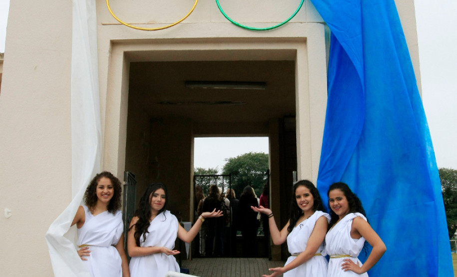 O Colégio Estadual do Paraná celebrou nesta quinta-feira (23), em sua pista de atletismo, o Dia Olímpico Mundial. Diversas atividades foram promovidas para marcar a data – homenagens a ex-atletas, paratletas, professores aposentados e antigos alunos, além de apresentações de ginástica rítmica, atletismo e o acendimento simbólico da tocha olímpica. O evento integra o calendário de comemorações dos 170 anos de existência da instituição.
