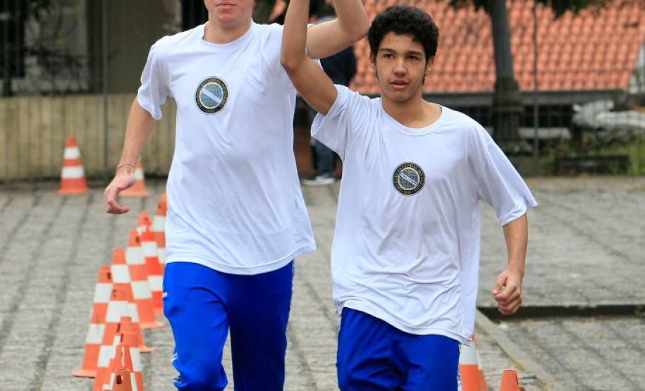 O Colégio Estadual do Paraná celebrou nesta quinta-feira (23), em sua pista de atletismo, o Dia Olímpico Mundial. Diversas atividades foram promovidas para marcar a data – homenagens a ex-atletas, paratletas, professores aposentados e antigos alunos, além de apresentações de ginástica rítmica, atletismo e o acendimento simbólico da tocha olímpica. O evento integra o calendário de comemorações dos 170 anos de existência da instituição.