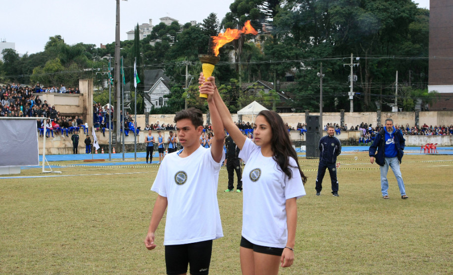 O Colégio Estadual do Paraná celebrou nesta quinta-feira (23), em sua pista de atletismo, o Dia Olímpico Mundial. Diversas atividades foram promovidas para marcar a data – homenagens a ex-atletas, paratletas, professores aposentados e antigos alunos, além de apresentações de ginástica rítmica, atletismo e o acendimento simbólico da tocha olímpica. O evento integra o calendário de comemorações dos 170 anos de existência da instituição.