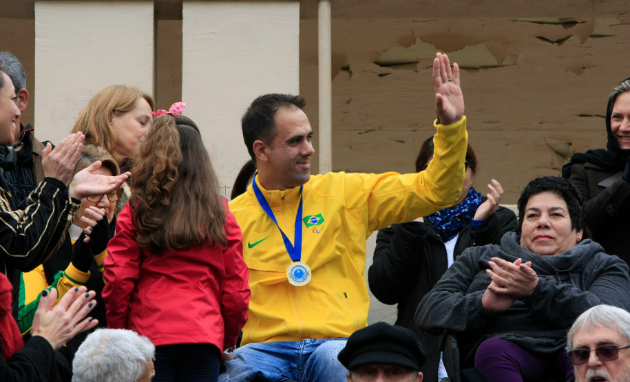 Um dos homenageados foi o paratleta Claudiomiro Segatto, que vai representar o Brasil nos jogos paralímpicos Rio 2016 na modalidade de tênis de mesa para cadeirantes