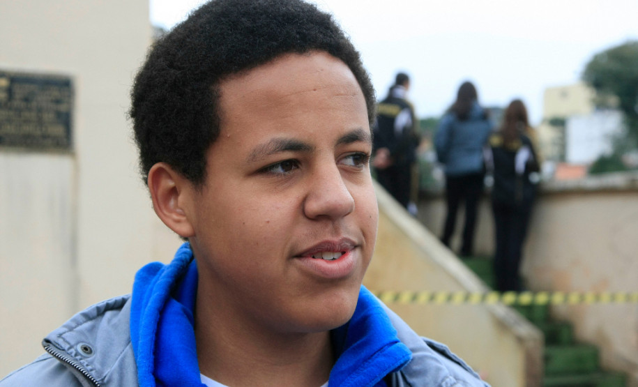 Pedro Guedes, 15 anos, foi um dos estudantes escolhidos para carregar a tocha que simbolizou o Dia Olímpico no Colégio