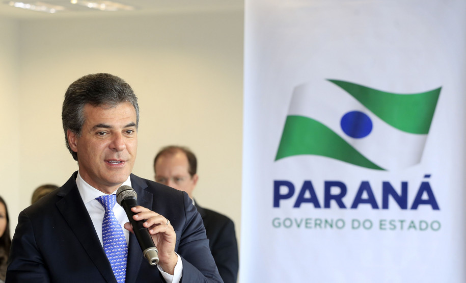 Apesar da crise econômica nacional o Paraná consegue reajustar o salário dos servidores e pagar rigorosamente em dia a folha de pessoal. São 1,6 bi por mês.