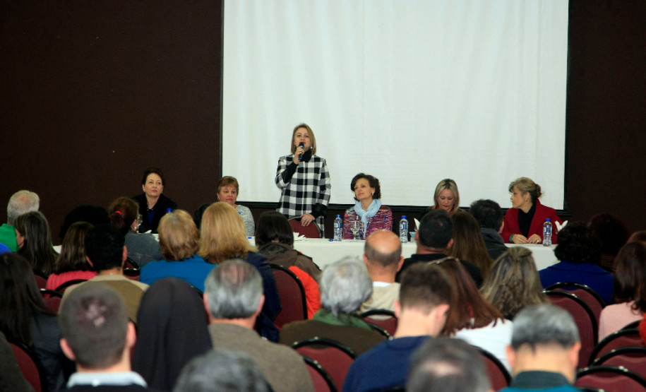 A Secretaria de Estado da Educação realizou nesta segunda-feira (27), em Curitiba, evento de formação para gestores dos 350 colégios que ofertam educação profissional no Paraná. O encontro, dividido em duas etapas, busca consolidar essa modalidade de ensino, que já conta com cerca de 70 mil estudantes na rede estadual e contempla a política do governo de valorização dos profissionais da educação.