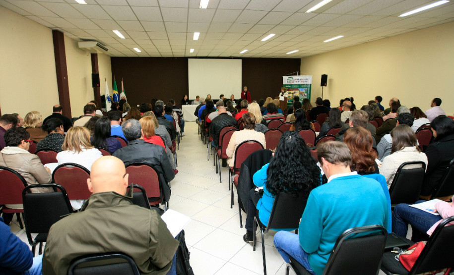 A Secretaria de Estado da Educação realizou nesta segunda-feira (27), em Curitiba, evento de formação para gestores dos 350 colégios que ofertam educação profissional no Paraná. O encontro, dividido em duas etapas, busca consolidar essa modalidade de ensino, que já conta com cerca de 70 mil estudantes na rede estadual e contempla a política do governo de valorização dos profissionais da educação.