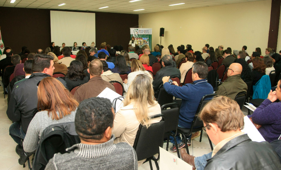 A Secretaria de Estado da Educação realizou nesta segunda-feira (27), em Curitiba, evento de formação para gestores dos 350 colégios que ofertam educação profissional no Paraná. O encontro, dividido em duas etapas, busca consolidar essa modalidade de ensino, que já conta com cerca de 70 mil estudantes na rede estadual e contempla a política do governo de valorização dos profissionais da educação.