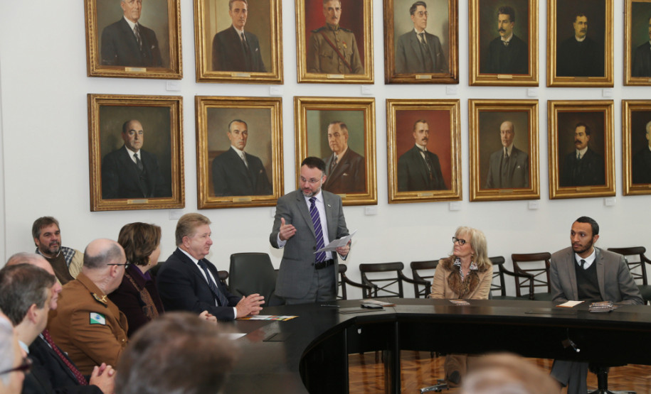 “A prevenção é a política mais eficaz que vai fazer com que minimize a situação policial, para não haja necessidade da atuação repressiva. Além de trabalhar na repressão, é muito importante a prevenção, e isso através de um debate multidisciplinar, com foco na cidadania”, disse o secretário da Segurança Pública e Administração Penitenciária, Wagner Mesquita, durante a abertura oficial da semana de prevenção, nesta segunda-feira (27), no Palácio Iguaçu, em Curitiba.