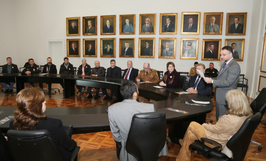 “A prevenção é a política mais eficaz que vai fazer com que minimize a situação policial, para não haja necessidade da atuação repressiva. Além de trabalhar na repressão, é muito importante a prevenção, e isso através de um debate multidisciplinar, com foco na cidadania”, disse o secretário da Segurança Pública e Administração Penitenciária, Wagner Mesquita, durante a abertura oficial da semana de prevenção, nesta segunda-feira (27), no Palácio Iguaçu, em Curitiba.