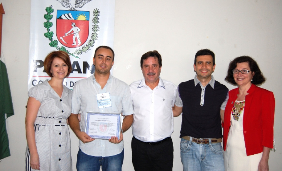 Ações pedagógicas inéditas e criativas, somadas à participação cada vez maior da comunidade na rotina das escolas, estão transformando a realidade das unidades da rede pública estadual. Além de decidir e contribuir para a administração dos recursos que chegam às escolas, pais e estudantes participam das decisões com os diretores e tornam as gestões escolares mais democráticas.