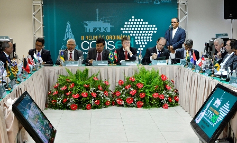 Foi encerrada nesta sexta-feira (1º), em Aracaju, a segunda reunião realizada este ano pelo Conselho Nacional de Secretários de Educação (Consed). A secretária do Paraná, professora Ana Seres, que é vice-presidente do Conselho para a região Sul, considerou o encontro proveitoso e adiantou que o seminário sobre a Base Nacional Comum Curricular (conjunto de conhecimentos que todo estudante deve ter em cada etapa de ensino) deve ser realizado no início de agosto.