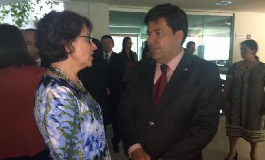 Foi encerrada nesta sexta-feira (1º), em Aracaju, a segunda reunião realizada este ano pelo Conselho Nacional de Secretários de Educação (Consed).Na foto, a secretária do Paraná, professora Ana Seres, que é vice-presidente do Conselho para a região Sul, conversa com o ministro da Educação, Mendonça Filho.