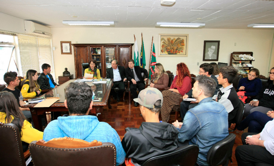 A secretária de Estado da Educação, professora Ana Seres, recebeu, na manhã desta segunda-feira (4), em seu gabinete, uma comissão de estudantes que representam a ocupação do colégio Casemiro Karman, em Campo Largo