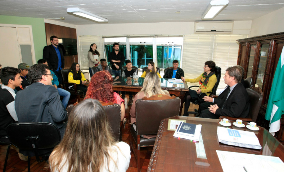 A secretária de Estado da Educação, professora Ana Seres, recebeu, na manhã desta segunda-feira (4), em seu gabinete, uma comissão de estudantes que representam a ocupação do colégio Casemiro Karman, em Campo Largo