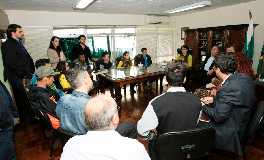 A secretária de Estado da Educação, professora Ana Seres, recebeu, na manhã desta segunda-feira (4), em seu gabinete, uma comissão de estudantes que representam a ocupação do colégio Casemiro Karman, em Campo Largo