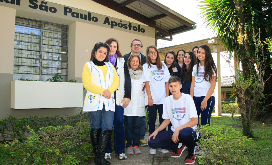 Além das aulas curriculares tradicionais como Português, Matemática e História, os 1,3 mil alunos do ensino fundamental e médio do Colégio Estadual São Paulo Apóstolo, no bairro Uberaba, em Curitiba, aprendem conceitos fundamentais de cidadania e protagonismo juvenil através de projetos sociais desenvolvidos junto a instituições filantrópicas vizinhas à escola