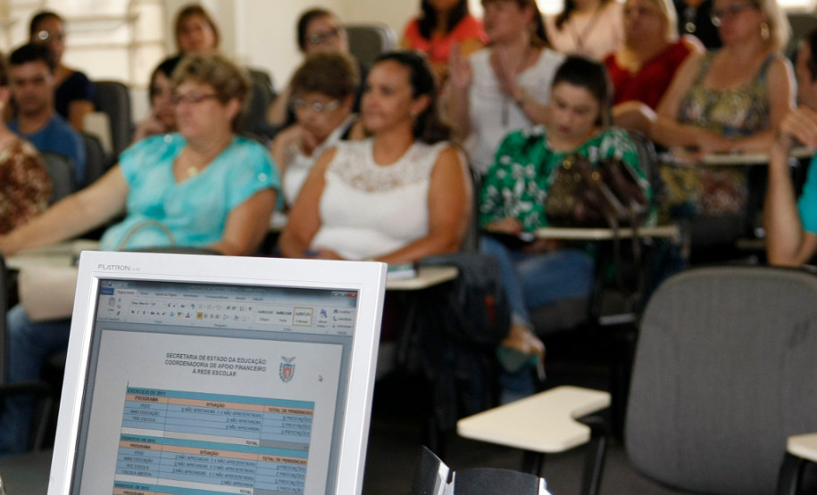 Educação lança projeto “Escola também compra” Será lançado pela Secretaria de Estado da Educação (SEED) nesta quinta-feira (dia 7), em Guarapuava, o projeto piloto “Escola também compra”, em parceria com Associação Comercial e Empresarial de Guarapuava (ACIG). O projeto, elaborado pela Coordenadoria de Apoio Financeiro à Rede Escolar (CAF) da SEED, busca aliar a gestão eficiente dos recursos das escolas ao fomento da economia local das cidades do Paraná.