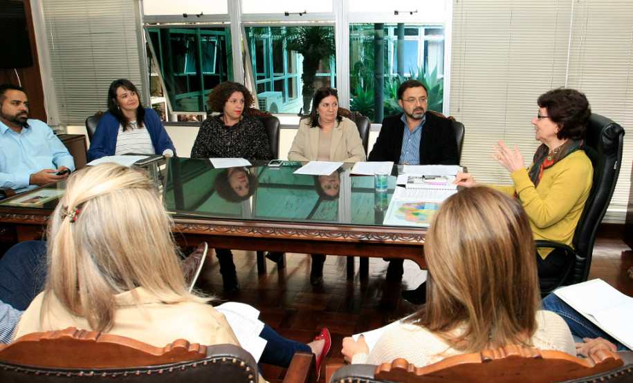A secretária da Educação, professora Ana Seres, recebeu a direção do sindicato dos professores nesta terça-feira (05) para tratar de assuntos relativos à categoria, como o chamamento dos remanescentes do concurso realizado em 2013, auxílio-transporte, formação continuada e as promoções e progressões da categoria. O secretário da Comunicação, Márcio Villela, participou da reunião.