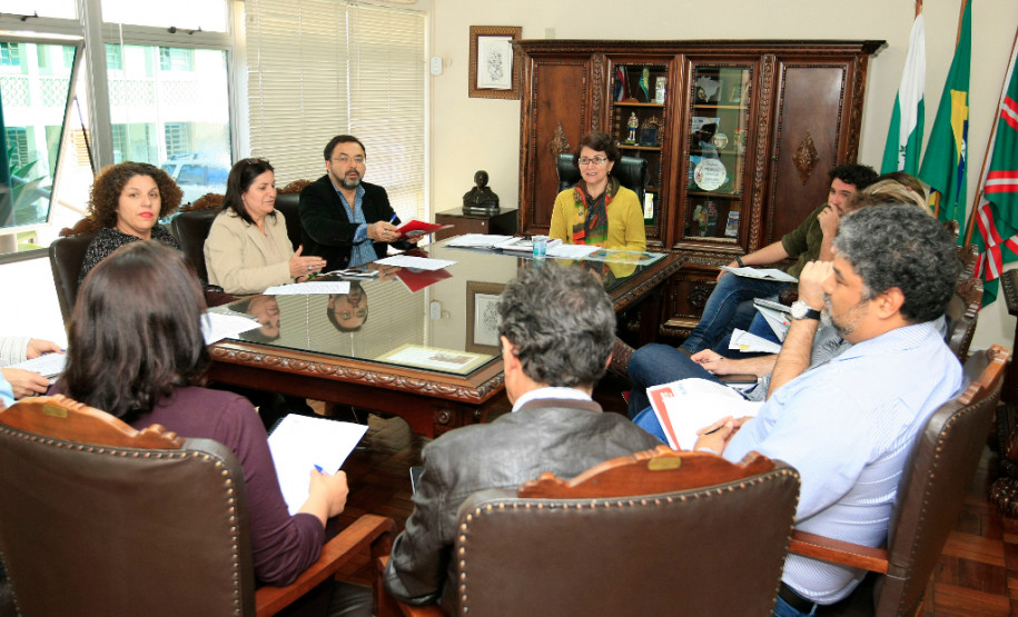A secretária da Educação, professora Ana Seres, recebeu a direção do sindicato dos professores nesta terça-feira (05) para tratar de assuntos relativos à categoria, como o chamamento dos remanescentes do concurso realizado em 2013, auxílio-transporte, formação continuada e as promoções e progressões da categoria. O secretário da Comunicação, Márcio Villela, participou da reunião.
