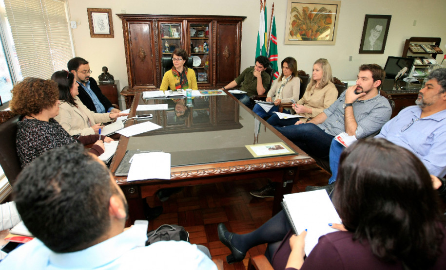 A secretária da Educação, professora Ana Seres, recebeu a direção do sindicato dos professores nesta terça-feira (05) para tratar de assuntos relativos à categoria, como o chamamento dos remanescentes do concurso realizado em 2013, auxílio-transporte, formação continuada e as promoções e progressões da categoria. O secretário da Comunicação, Márcio Villela, participou da reunião.