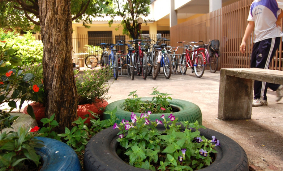 Há dois anos os estudantes do Colégio Estadual Irmã Maria Antona, em Sarandi, no Noroeste do Estado, ganharam novas atividades complementares para melhorar o rendimento escolar e reforçar o processo de ensino e aprendizagem. As ações também aproximaram a comunidade do cotidiano escolar e renderam à escola o terceiro lugar de melhor gestão da região através do Prêmio CAF edição 2015, que tem como objetivo do prêmio divulgar as boas gestões e práticas desenvolvidas pelas escolas estaduais.