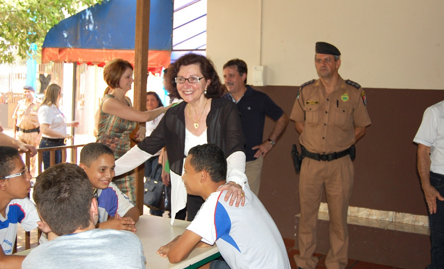Há dois anos os estudantes do Colégio Estadual Irmã Maria Antona, em Sarandi, no Noroeste do Estado, ganharam novas atividades complementares para melhorar o rendimento escolar e reforçar o processo de ensino e aprendizagem. As ações também aproximaram a comunidade do cotidiano escolar e renderam à escola o terceiro lugar de melhor gestão da região através do Prêmio CAF edição 2015, que tem como objetivo do prêmio divulgar as boas gestões e práticas desenvolvidas pelas escolas estaduais.