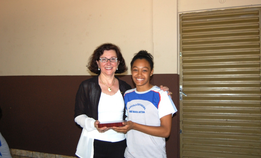 Há dois anos os estudantes do Colégio Estadual Irmã Maria Antona, em Sarandi, no Noroeste do Estado, ganharam novas atividades complementares para melhorar o rendimento escolar e reforçar o processo de ensino e aprendizagem. As ações também aproximaram a comunidade do cotidiano escolar e renderam à escola o terceiro lugar de melhor gestão da região através do Prêmio CAF edição 2015, que tem como objetivo do prêmio divulgar as boas gestões e práticas desenvolvidas pelas escolas estaduais.