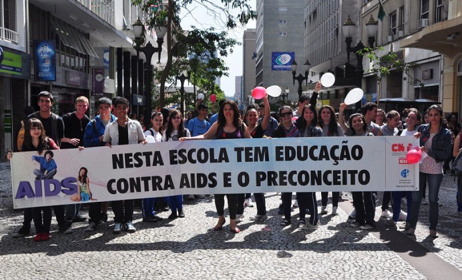 Curitiba,PR 01 de Dezembro de 2011 - Alunos da rede pública, realizam passeata no centro de Curitiba. Hoje, 1º de Dezembro, é celebrado o Dia Mundial de Luta Contra a Aids.