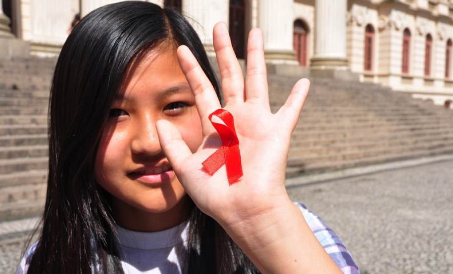 Curitiba,PR 01 de Dezembro de 2011 - Alunos da rede pública, realizam passeata no centro de Curitiba. Hoje, 1º de Dezembro, é celebrado o Dia Mundial de Luta Contra a Aids.