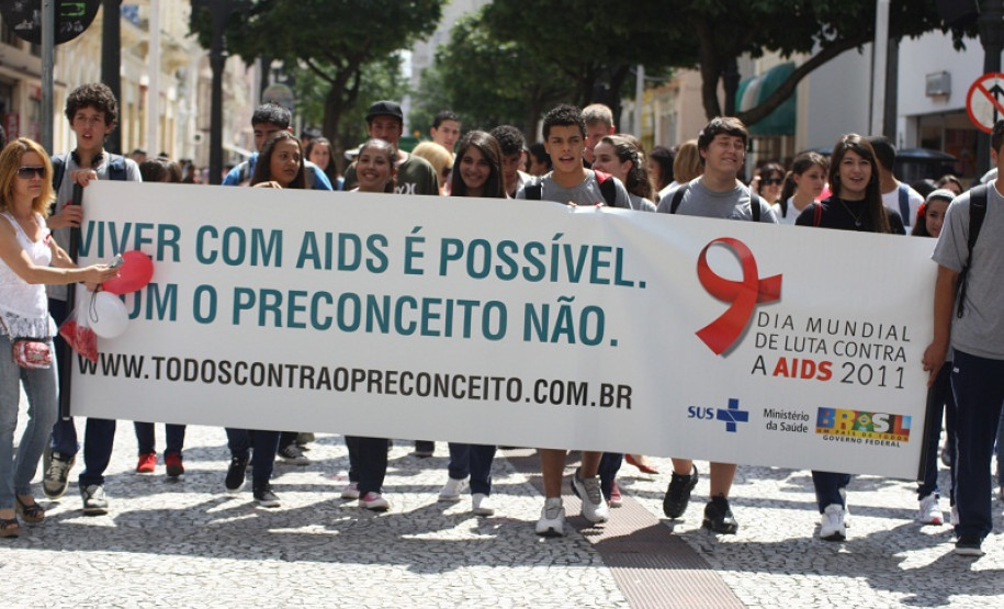 Curitiba,PR 01 de Dezembro de 2011 - Alunos da rede pública, realizam passeata no centro de Curitiba. Hoje, 1º de Dezembro, é celebrado o Dia Mundial de Luta Contra a Aids.