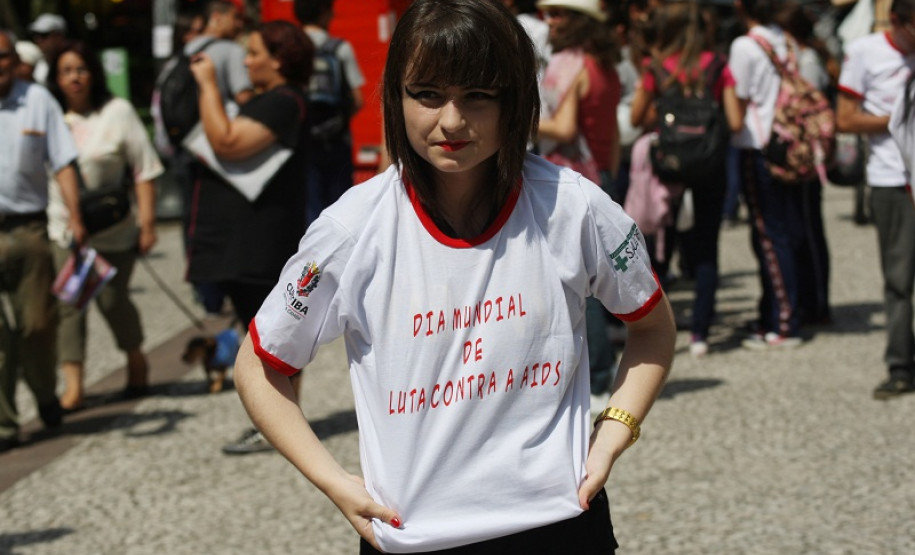 Curitiba,PR 01 de Dezembro de 2011 - Alunos da rede pública, realizam passeata no centro de Curitiba. Hoje, 1º de Dezembro, é celebrado o Dia Mundial de Luta Contra a Aids.
