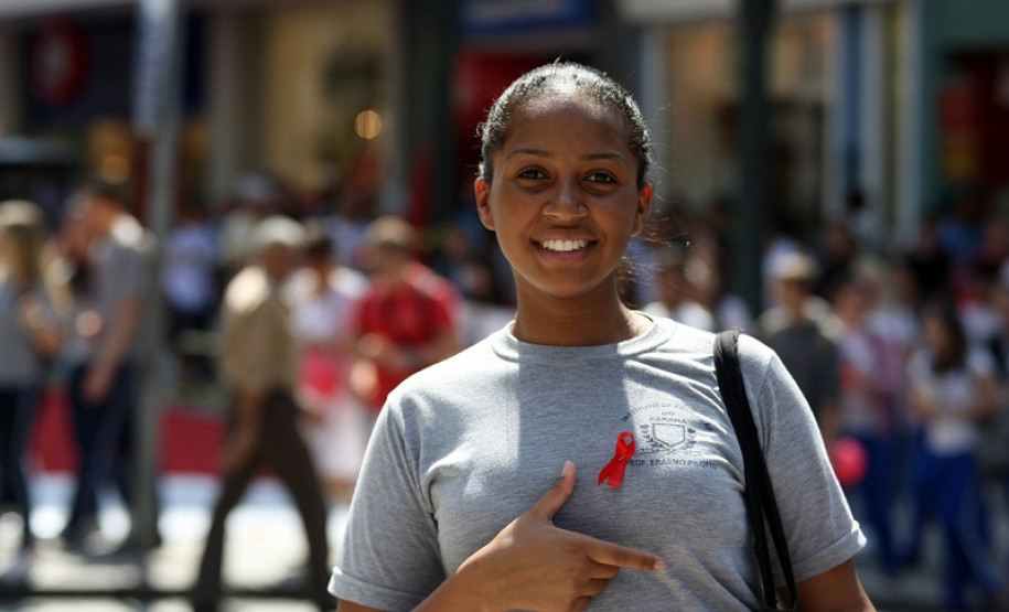 Curitiba,PR 01 de Dezembro de 2011 - Alunos da rede pública, realizam passeata no centro de Curitiba. Hoje, 1º de Dezembro, é celebrado o Dia Mundial de Luta Contra a Aids.