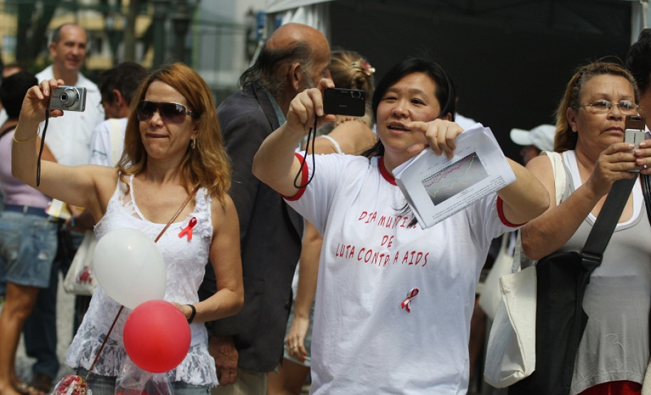 Curitiba,PR 01 de Dezembro de 2011 - Alunos da rede pública, realizam passeata no centro de Curitiba. Hoje, 1º de Dezembro, é celebrado o Dia Mundial de Luta Contra a Aids.
