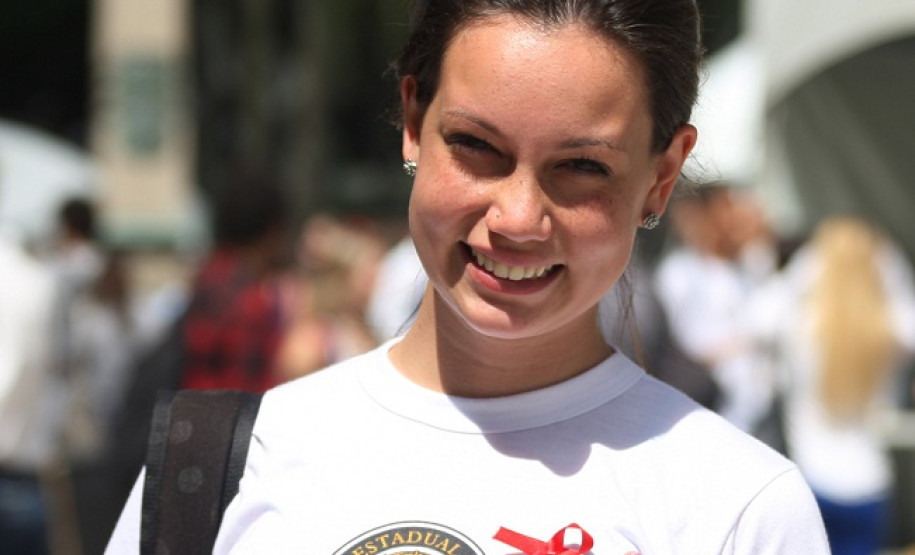 Curitiba,PR 01 de Dezembro de 2011 - Alunos da rede pública, realizam passeata no centro de Curitiba. Hoje, 1º de Dezembro, é celebrado o Dia Mundial de Luta Contra a Aids.