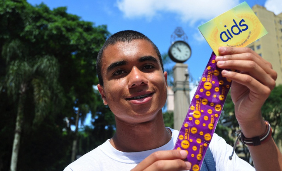 Curitiba,PR 01 de Dezembro de 2011 - Alunos da rede pública, realizam passeata no centro de Curitiba. Hoje, 1º de Dezembro, é celebrado o Dia Mundial de Luta Contra a Aids.
