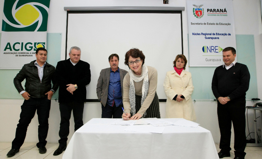 A Secretaria de Estado da Educação, em parceria com a Associação Comercial e Empresarial de Guarapuava (Acig), lançou nesta quinta-feira (7), no município, o projeto-piloto Escola Também Compra, que tem como objetivo fomentar o comércio local por meio das compras e serviços adquiridos pelas unidades escolares
