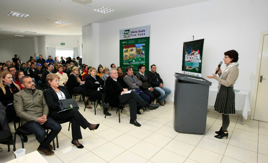 “Nossas escolas recebem recursos do programa Fundo Rotativo e com esse dinheiro compram materiais de consumo, itens de limpeza, além de contratarem pequenos reparos. A intenção é que a comunidade local seja favorecida na hora de prestar serviços e nas vendas diretas às escolas, explicou a secretária de Estado da Educação, professora Ana Seres.