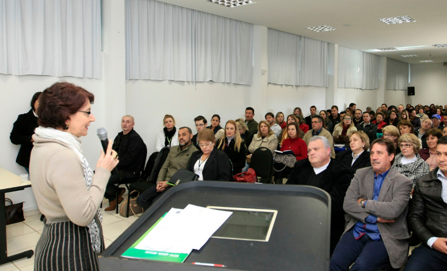 “Nossas escolas recebem recursos do programa Fundo Rotativo e com esse dinheiro compram materiais de consumo, itens de limpeza, além de contratarem pequenos reparos. A intenção é que a comunidade local seja favorecida na hora de prestar serviços e nas vendas diretas às escolas, explicou a secretária de Estado da Educação, professora Ana Seres.