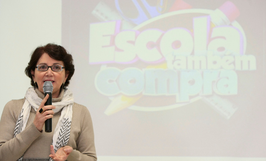 “Nossas escolas recebem recursos do programa Fundo Rotativo e com esse dinheiro compram materiais de consumo, itens de limpeza, além de contratarem pequenos reparos. A intenção é que a comunidade local seja favorecida na hora de prestar serviços e nas vendas diretas às escolas, explicou a secretária de Estado da Educação, professora Ana Seres.