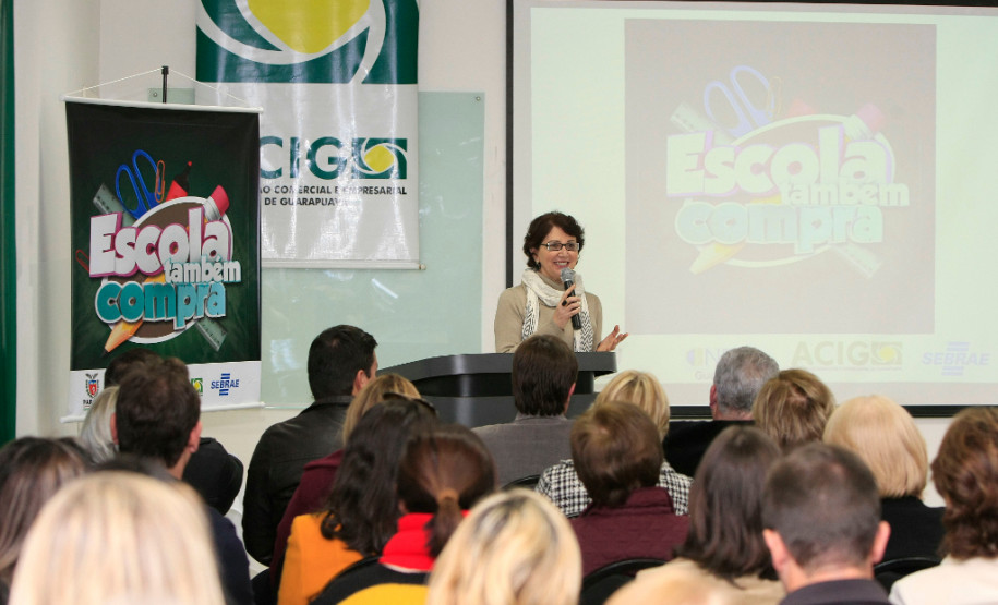 “Nossas escolas recebem recursos do programa Fundo Rotativo e com esse dinheiro compram materiais de consumo, itens de limpeza, além de contratarem pequenos reparos. A intenção é que a comunidade local seja favorecida na hora de prestar serviços e nas vendas diretas às escolas, explicou a secretária de Estado da Educação, professora Ana Seres.