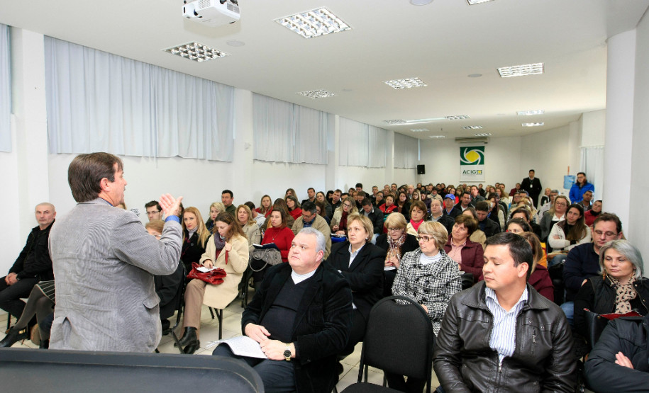 “Noventa por cento das aquisições das escolas da rede estadual que recebem recursos através do programa Fundo Rotativo são feitas nas micro e pequenas empresas. Nossa intenção é privilegiar fornecedores de bens e serviços da região, beneficiando a economia local e cumprindo uma função social, explicou Vicente.