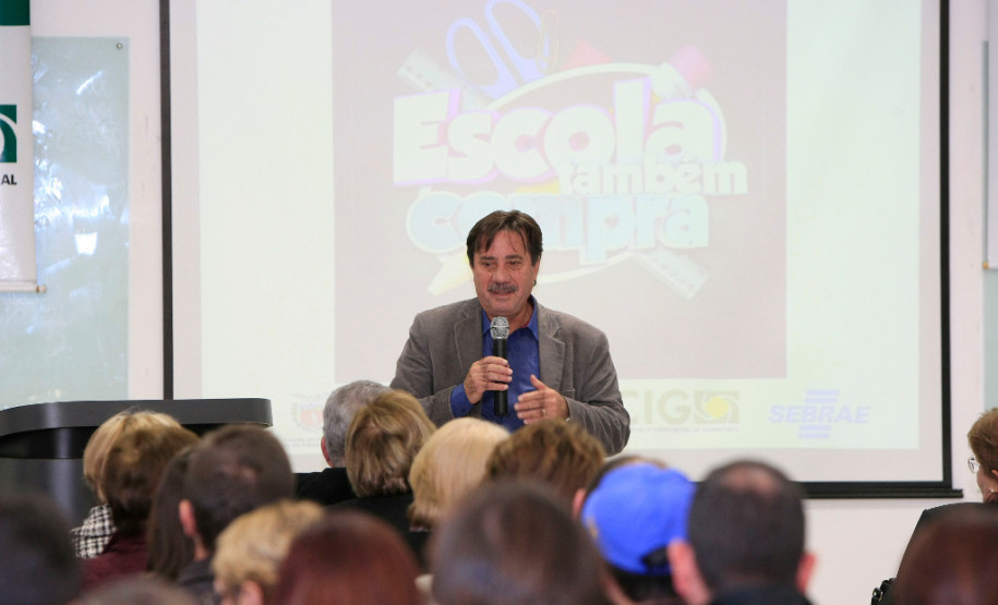 O chefe da CAF, Manoel José Vicente, explica que as micro e pequenas empresas da região vão conhecer nos próximos dias o programa Fundo Rotativo, como são administrados os recursos que chegam às escolas e, assim, poderão se tornar fornecedores