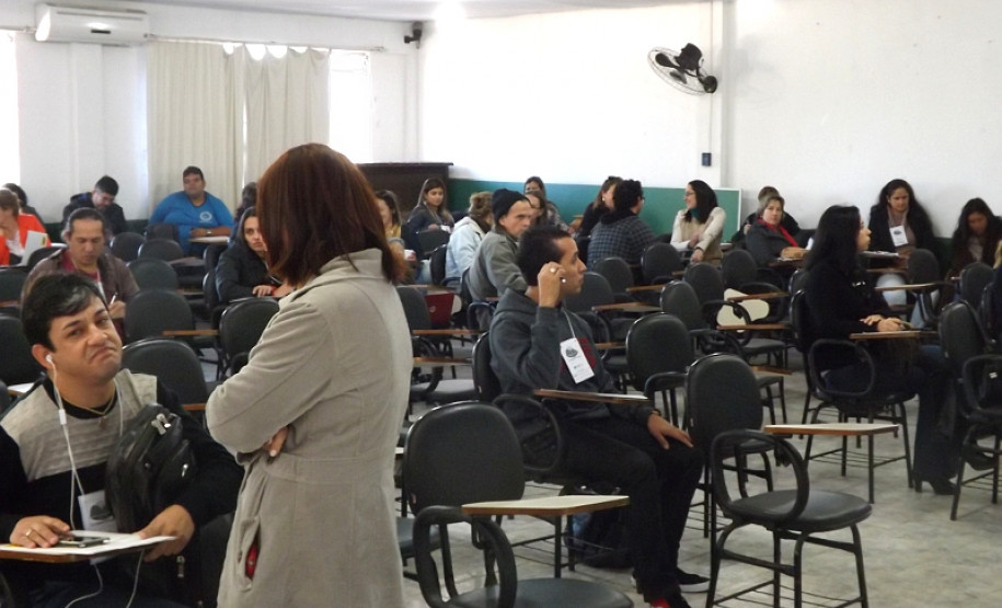 O 8º InterIlhas foi encerrado nessa sexta-feira (8), em Paranaguá, Litoral do Estado. Durante dois dias, mais de 180 profissionais da educação que atuam nas escolas das ilhas participaram de curso de formação que envolveu diversas discussões pedagógicas e de gestão. O evento contou com a participação de representantes do Ministério Público e, pela primeira vez, das escolas indígenas da região.