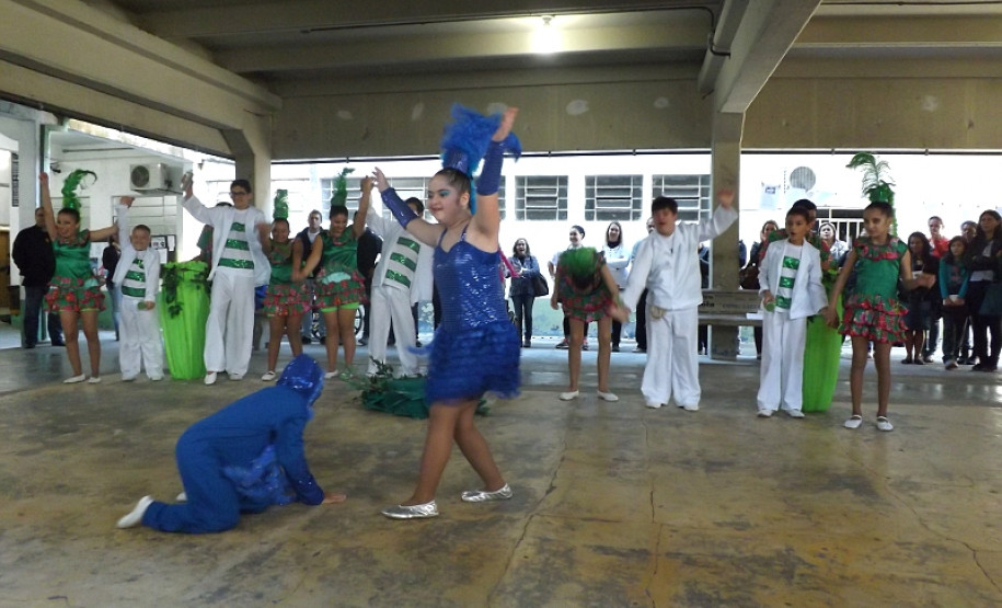 O 8º InterIlhas foi encerrado nessa sexta-feira (8), em Paranaguá, Litoral do Estado. Durante dois dias, mais de 180 profissionais da educação que atuam nas escolas das ilhas participaram de curso de formação que envolveu diversas discussões pedagógicas e de gestão. O evento contou com a participação de representantes do Ministério Público e, pela primeira vez, das escolas indígenas da região.