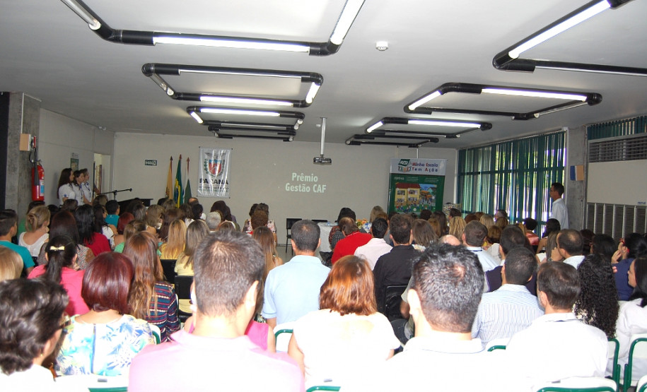 Trinta e nove escolas de seis Núcleos Regionais de Educação (NREs) já estão inscritas para a primeira etapa do Prêmio de Gestão CAF 2016, que valoriza as unidades com os melhores exemplos de gestões. A iniciativa foi lançada no ano passado e está sendo ampliada para mais núcleos. Acima, premiação de 2015.