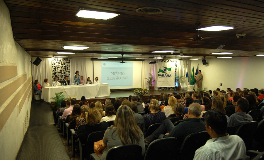 Trinta e nove escolas de seis Núcleos Regionais de Educação (NREs) já estão inscritas para a primeira etapa do Prêmio de Gestão CAF 2016, que valoriza as unidades com os melhores exemplos de gestões. A iniciativa foi lançada no ano passado e está sendo ampliada para mais núcleos. Acima, premiação de 2015.