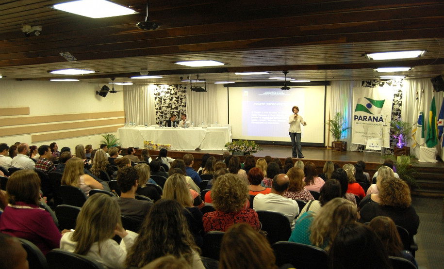 Trinta e nove escolas de seis Núcleos Regionais de Educação (NREs) já estão inscritas para a primeira etapa do Prêmio de Gestão CAF 2016, que valoriza as unidades com os melhores exemplos de gestões. A iniciativa foi lançada no ano passado e está sendo ampliada para mais núcleos. Acima, premiação de 2015.