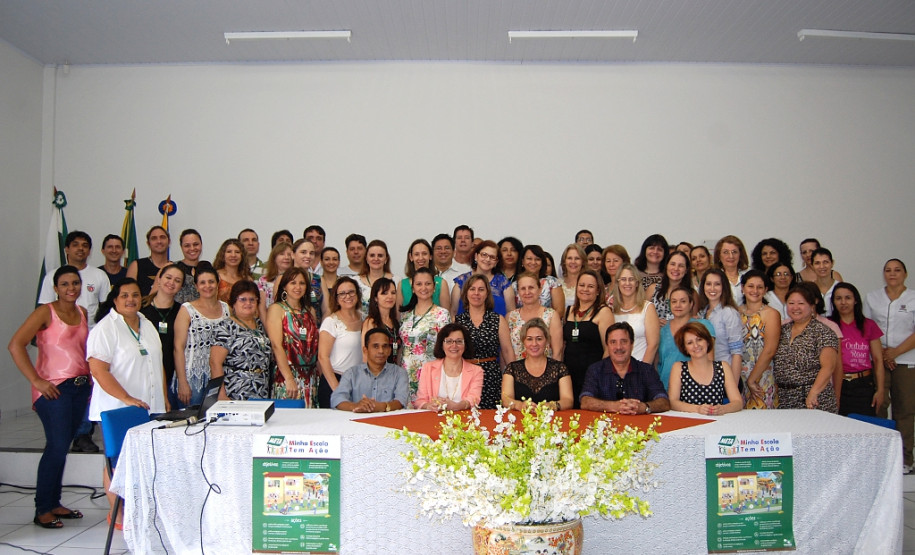 No Colégio Estadual do Campo de Porto Camargo, em Icaraíma, Noroeste do Estado, toda vez que algum recurso financeiro é depositado na conta da escola a direção convoca os funcionários, professores, estudantes e pais para decidir a melhor maneira de aplicar os recursos. Nesses encontros também são repassadas à comunidade escolar as necessidades do colégio, e todos trabalham juntos para solucionar as demandas.