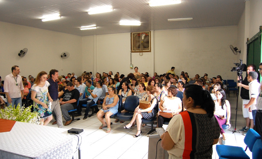 No Colégio Estadual do Campo de Porto Camargo, em Icaraíma, Noroeste do Estado, toda vez que algum recurso financeiro é depositado na conta da escola a direção convoca os funcionários, professores, estudantes e pais para decidir a melhor maneira de aplicar os recursos. Nesses encontros também são repassadas à comunidade escolar as necessidades do colégio, e todos trabalham juntos para solucionar as demandas.