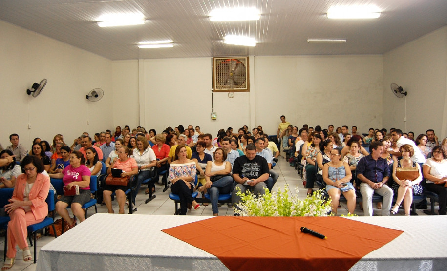 No Colégio Estadual do Campo de Porto Camargo, em Icaraíma, Noroeste do Estado, toda vez que algum recurso financeiro é depositado na conta da escola a direção convoca os funcionários, professores, estudantes e pais para decidir a melhor maneira de aplicar os recursos. Nesses encontros também são repassadas à comunidade escolar as necessidades do colégio, e todos trabalham juntos para solucionar as demandas.
