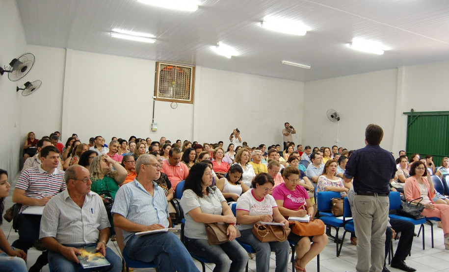 No Colégio Estadual do Campo de Porto Camargo, em Icaraíma, Noroeste do Estado, toda vez que algum recurso financeiro é depositado na conta da escola a direção convoca os funcionários, professores, estudantes e pais para decidir a melhor maneira de aplicar os recursos. Nesses encontros também são repassadas à comunidade escolar as necessidades do colégio, e todos trabalham juntos para solucionar as demandas.