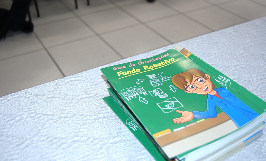 No Colégio Estadual do Campo de Porto Camargo, em Icaraíma, Noroeste do Estado, toda vez que algum recurso financeiro é depositado na conta da escola a direção convoca os funcionários, professores, estudantes e pais para decidir a melhor maneira de aplicar os recursos. Nesses encontros também são repassadas à comunidade escolar as necessidades do colégio, e todos trabalham juntos para solucionar as demandas.